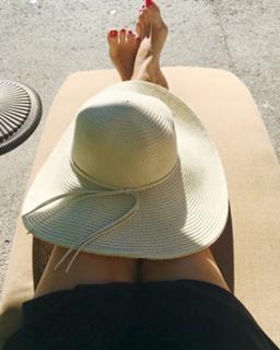 Lisa Robertson feet photo thumbnail