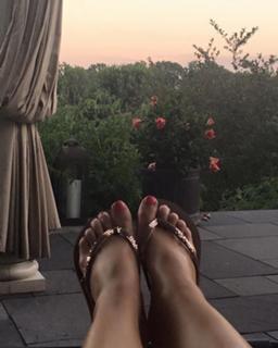 Lisa Robertson feet photo thumbnail