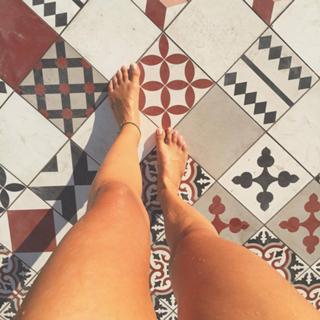 Athina Oikonomakou feet photo thumbnail