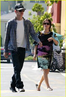 Rachel Bilson feet photo thumbnail