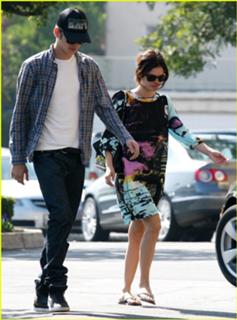 Rachel Bilson feet photo thumbnail