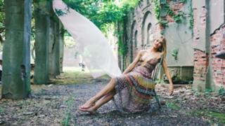 Rosie Huntington-Whiteley feet photo thumbnail