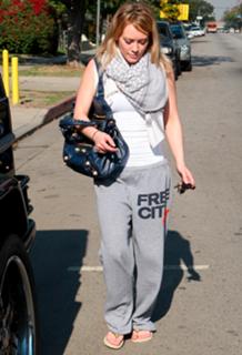 Hilary Duff feet photo thumbnail