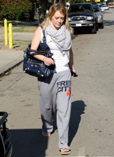Hilary Duff feet photo thumbnail