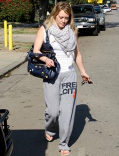 Hilary Duff feet photo thumbnail