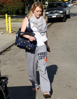 Hilary Duff feet photo thumbnail