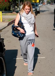 Hilary Duff feet photo thumbnail
