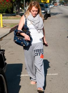 Hilary Duff feet photo thumbnail