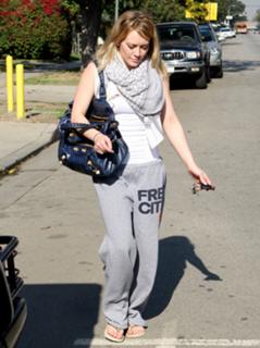 Hilary Duff feet photo thumbnail