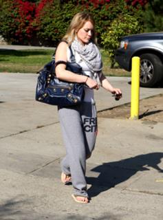 Hilary Duff feet photo thumbnail