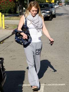 Hilary Duff feet photo thumbnail
