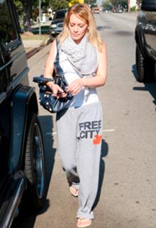 Hilary Duff feet photo thumbnail