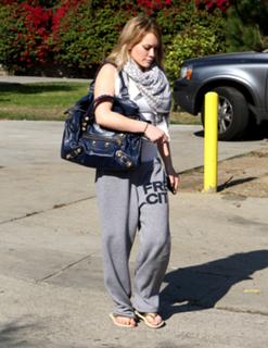 Hilary Duff feet photo thumbnail