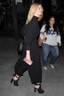Elle Fanning feet photo thumbnail