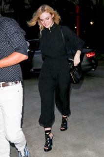Elle Fanning feet photo thumbnail