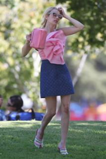 Emma Roberts feet photo thumbnail