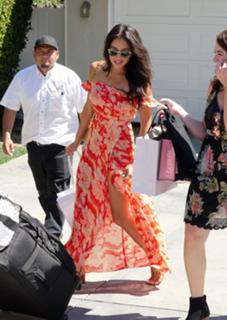 Shay Mitchell feet photo thumbnail