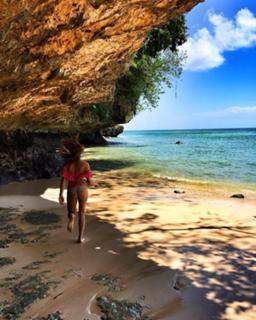 Isis Valverde feet photo thumbnail