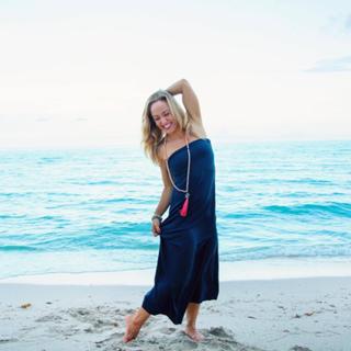 Kino MacGregor feet photo thumbnail