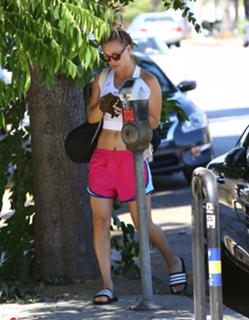Kaley Cuoco feet photo thumbnail