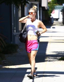Kaley Cuoco feet photo thumbnail