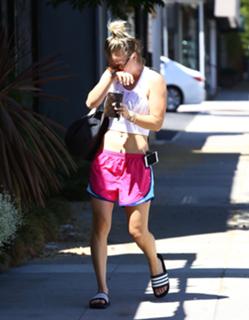 Kaley Cuoco feet photo thumbnail