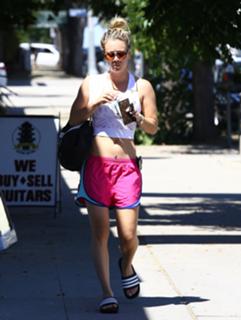 Kaley Cuoco feet photo thumbnail