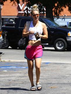 Kaley Cuoco feet photo thumbnail