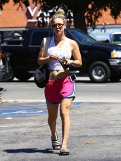 Kaley Cuoco feet photo thumbnail