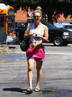 Kaley Cuoco feet photo thumbnail