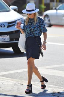 Reese Witherspoon feet photo thumbnail