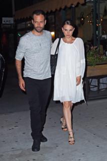 Natalie Portman feet photo thumbnail