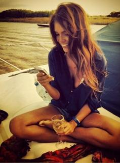 Zaira Nara feet photo thumbnail