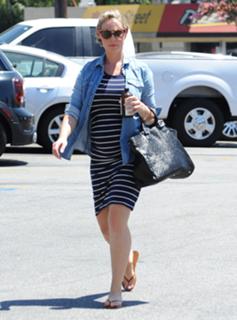 Katherine Heigl feet photo thumbnail