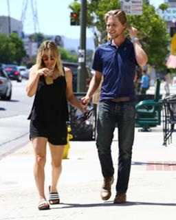 Kaley Cuoco feet photo thumbnail