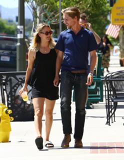 Kaley Cuoco feet photo thumbnail