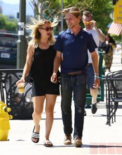 Kaley Cuoco feet photo thumbnail