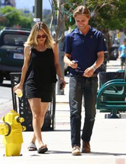 Kaley Cuoco feet photo thumbnail