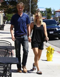 Kaley Cuoco feet photo thumbnail