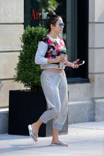 Jennifer Lopez feet photo thumbnail