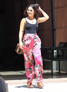 Vanessa Hudgens feet photo thumbnail