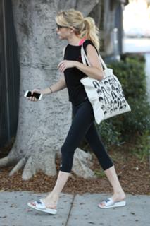 Emma Roberts feet photo thumbnail