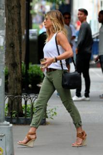 Jennifer Aniston feet photo thumbnail