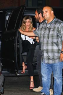 Jennifer Aniston feet photo thumbnail