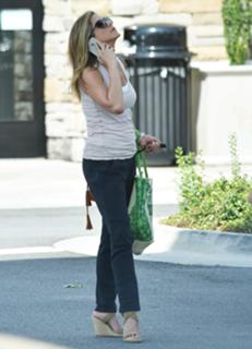 Jennifer Aniston feet photo thumbnail
