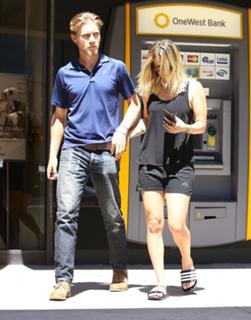 Kaley Cuoco feet photo thumbnail