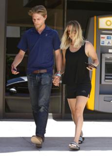 Kaley Cuoco feet photo thumbnail
