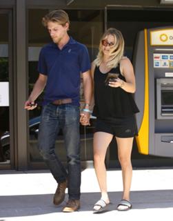 Kaley Cuoco feet photo thumbnail