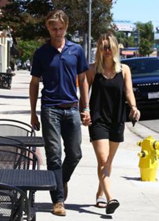 Kaley Cuoco feet photo thumbnail
