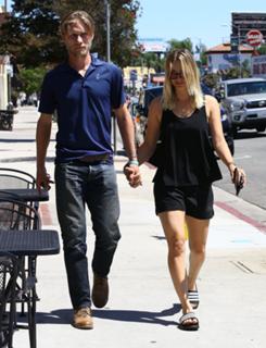 Kaley Cuoco feet photo thumbnail